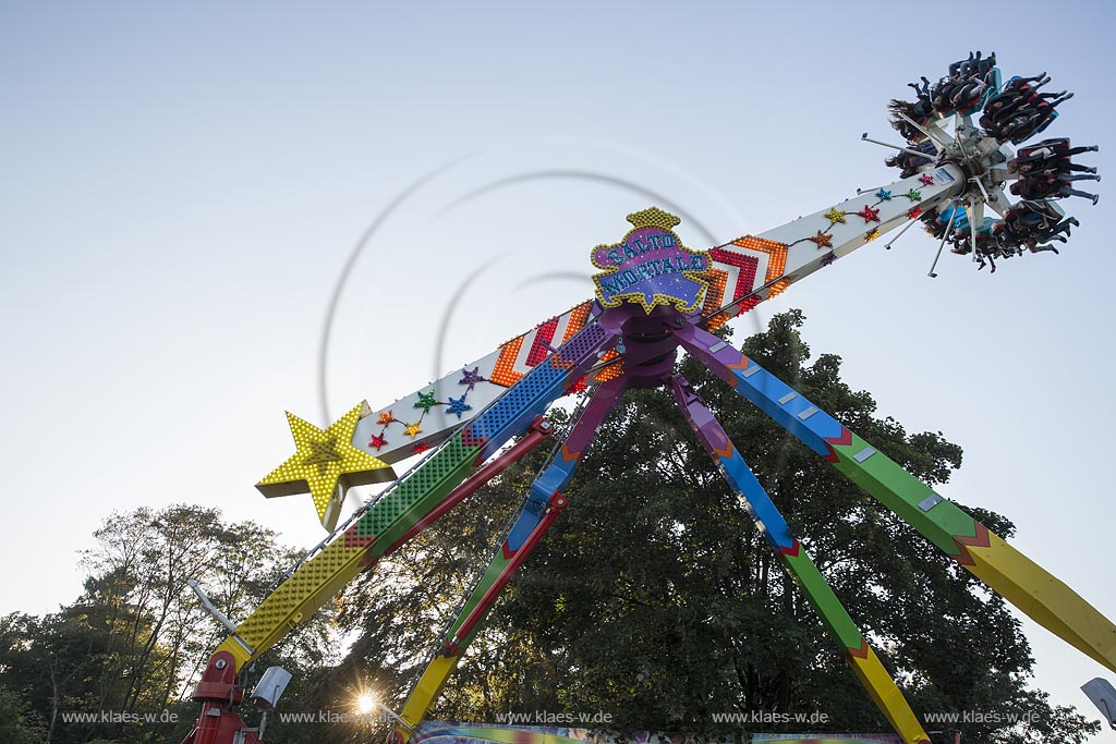 Wermelskirchen; Hochfahrgeschaeft "Salto Mortale" der Herbstkirmes am "Loches Platz"; Wermelksirchen, "salto mortale" on the kermess.
