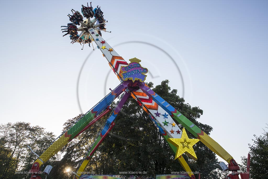 Wermelskirchen; Hochfahrgeschaeft "Salto Mortale" der Herbstkirmes am "Loches Platz"; Wermelksirchen, "salto mortale" on the kermess.