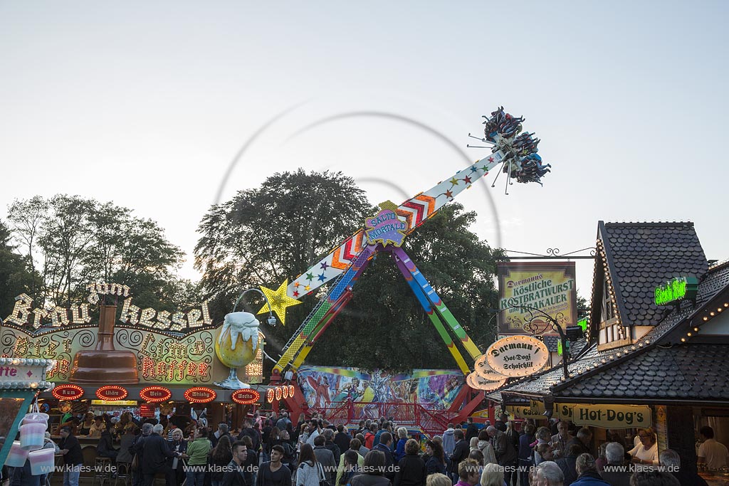 Wermelskirchen;  Hochfahrgeschaeft "Salto Mortale" der Herbstkirmes am "Loches Platz"; Wermelksirchen, "salto mortale" on the kermess.
