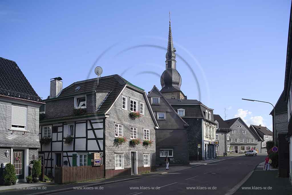 Wermelskirchen, Rheinisch-Bergischer Kreis, Blick auf Schieferhaeuser, Schieferhuser, Fachwerkhaus und Kirchturm von Evangelischer Pfarrkirche