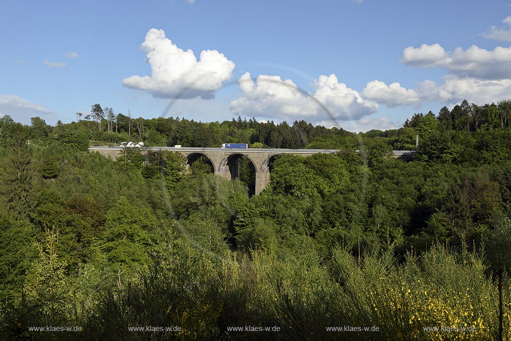 Wermelskirchen, die Talbruecke, Autobahnbruecke Einsiedelstein, Blick auf das Viadukt der alten Talbruecke Einsiedelstein ueber dem Heintjesbachtal in Fruehlingslandschaft, Fruehsommerlandschaft mit Kumuluswolken, Quellwolken; Wermelskirchen, view onto the viaduct Einsiedelstein in the landscape. 