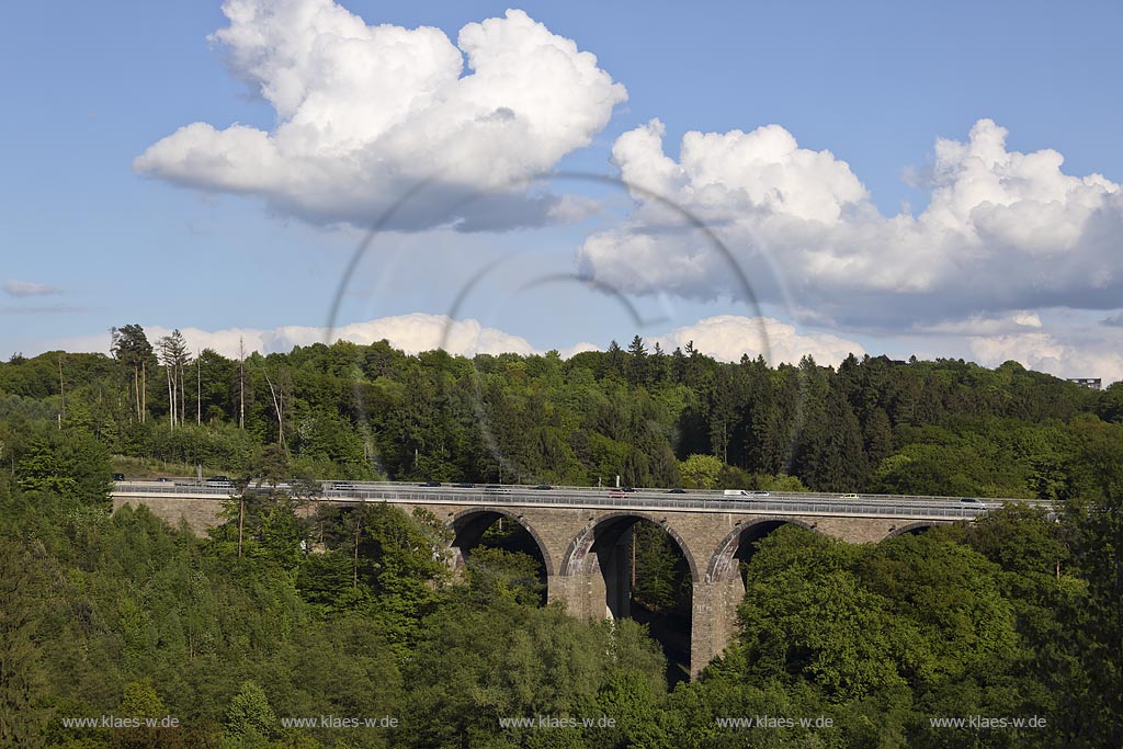 Wermelskirchen, die Talbruecke, Autobahnbruecke Einsiedelstein, Blick auf das Viadukt der alten Talbruecke Einsiedelstein ueber dem Heintjesbachtal in Fruehlingslandschaft, Fruehsommerlandschaft mit Kumuluswolken, Quellwolken; Wermelskirchen, view onto the viaduct Einsiedelstein in the landscape. 