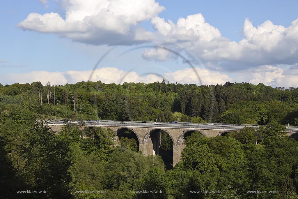 Wermelskirchen, die Talbruecke, Autobahnbruecke Einsiedelstein, Blick auf das Viadukt der alten Talbruecke Einsiedelstein ueber dem Heintjesbachtal in Fruehlingslandschaft, Fruehsommerlandschaft mit Kumuluswolken, Quellwolken; Wermelskirchen, view onto the viaduct Einsiedelstein in the landscape. 