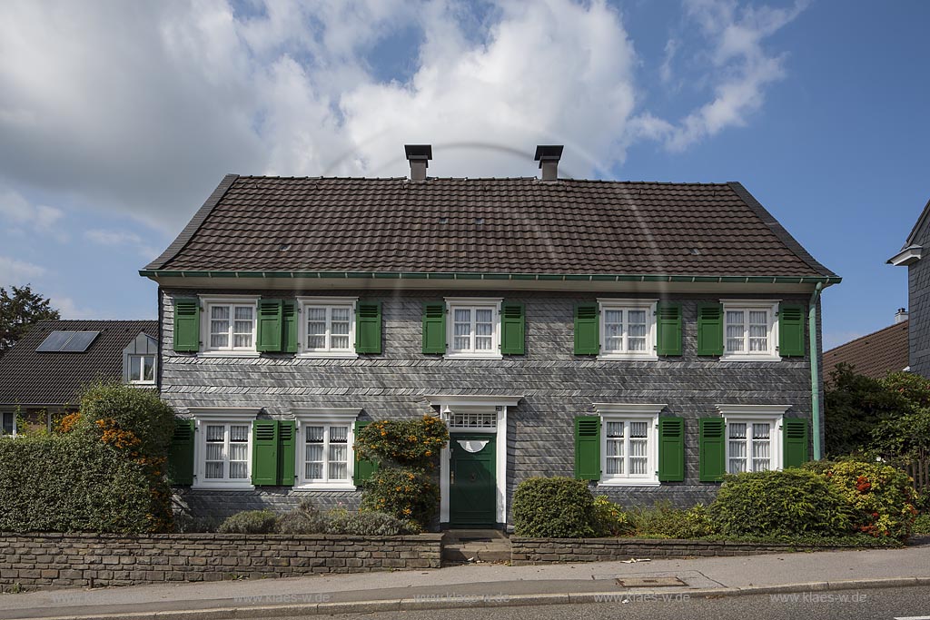 Wermelskirchen, Schwanen 28, Blick auf bergisches Schiefer Haus am Schwanen 28 in Wermelskirchen im Sommer mit blauem Himmel und Wolken. Wermelskirchen, Schwanen 28, with a view to a traditional slate building in summer with blue sky and clouds.