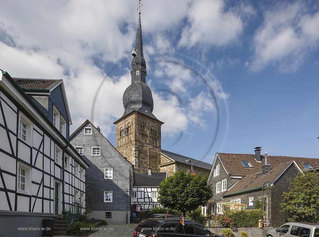 Wermelskirchen, Blick zur evangelischen Stadtkirche am Markt im Sommer mit blauem Himmel und Woken zwischen Schiefer und Fachwerkhaeusern. Wermelskirchen, with a view to the Protestant church at the market place at the summer with a blue sky and clouds between half-timber houses.