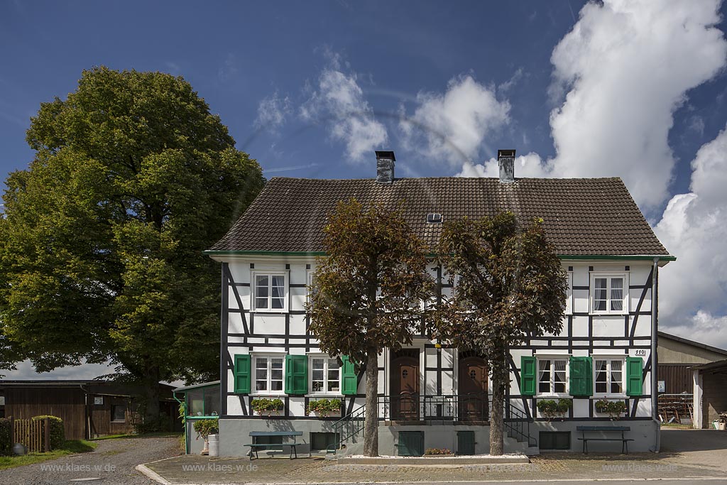 Wermelskirchen-Buchholzen, altbergisches Fachwerkdoppelhaus; Wermelskirchen-Buchholzen, half-timbered twin house.