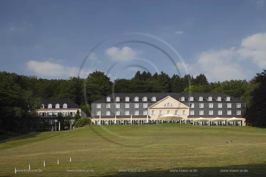 Wermelskirchen Dabringhausen, Sdseite des Familienhotels Haus  Maria in der Aue frher Schloss Haniel genannt, In den Jahren 1927/1928 lie der Groindustrielle und Landrat a.D. Dr. Karl Haniel das Schloss, genannt Das groe Haus, nahe der Dhnn an der Grenze zu Altenberg als Jagd- und Gstehaus im barocken Stil und mit allem Komfort nach Plnen des Berliner Architekten Otto Walter fr 16 Millionen Reichsmark erbauen; Wermelskirchen-Dabringhausen, south of the  family hotel House Maria in the Aue past Castle Hainel