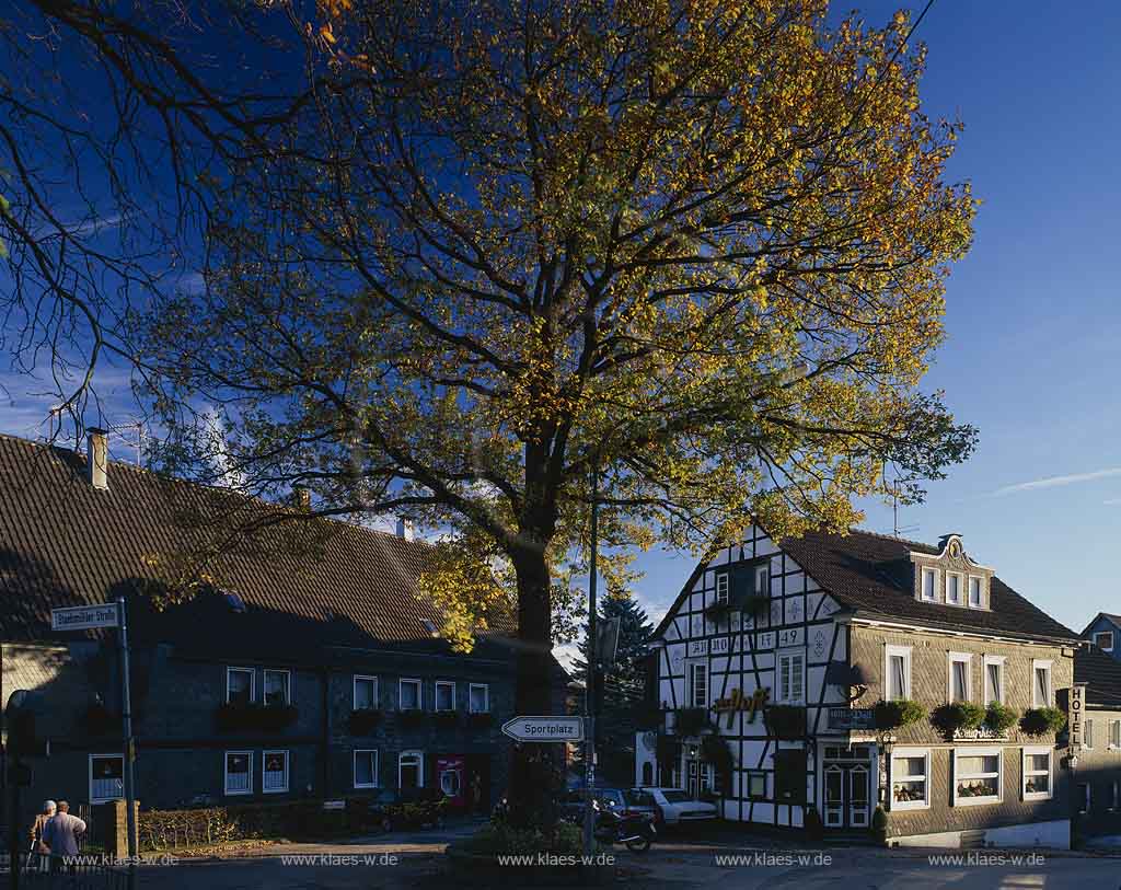 Dhuenn, Dhnn, Wermelskirchen, Rheinisch-Bergischer Kreis, Regierungsbezirk Kln, Koeln, Blick auf Ortskern mit Schiefer und Fachwerkhaeusern, Fachwerkhusern in Herbststimmung