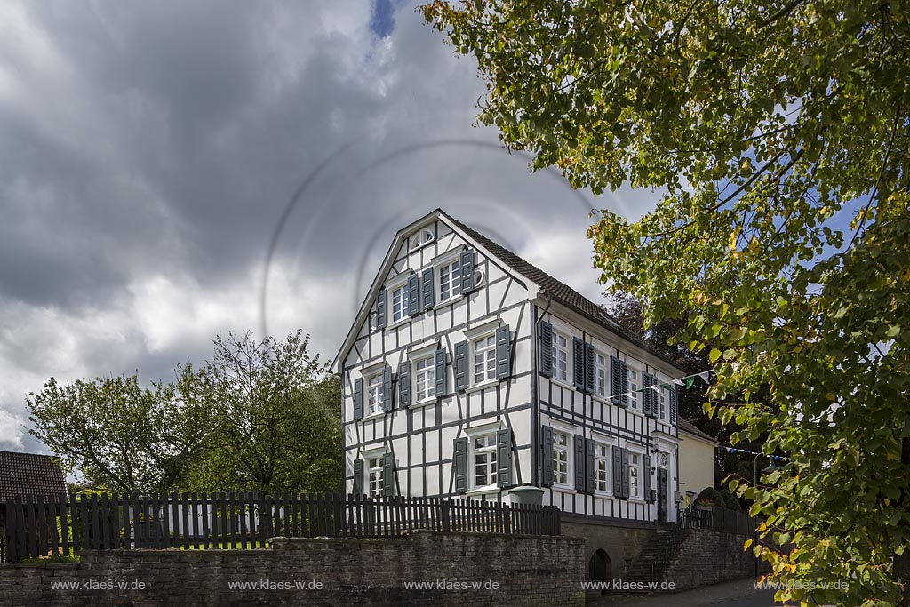 Wermelskirchen Dhuenn, Fachwerkhaus an der Hauptstrasse mit stimmungsvollem Wolkenhimmel; Wermelskirchen Dhuenn, half-timbered house.