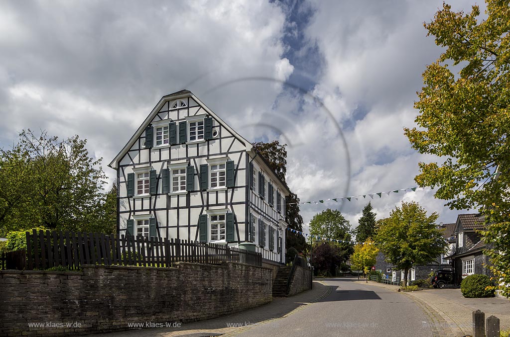 Wermelskirchen Dhuenn, Fachwerkhaus an der Hauptstrasse mit stimmungsvollem Wolkenhimmel; Wermelskirchen Dhuenn, half-timbered house.