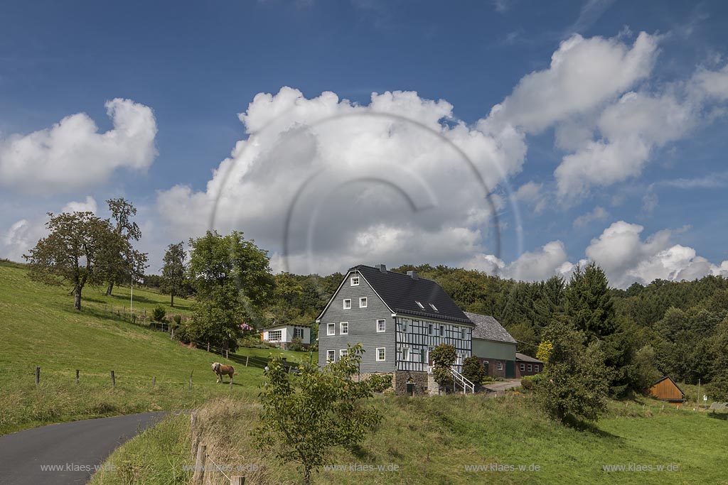 Wermelskirchen Dhuenn, Staelsmuehle 7, Landschaft mit Fachwerkhaus und Wolkenhimmel; Wermelskirchen Dhuenn, half-timbered house with landscape and clouded sky.