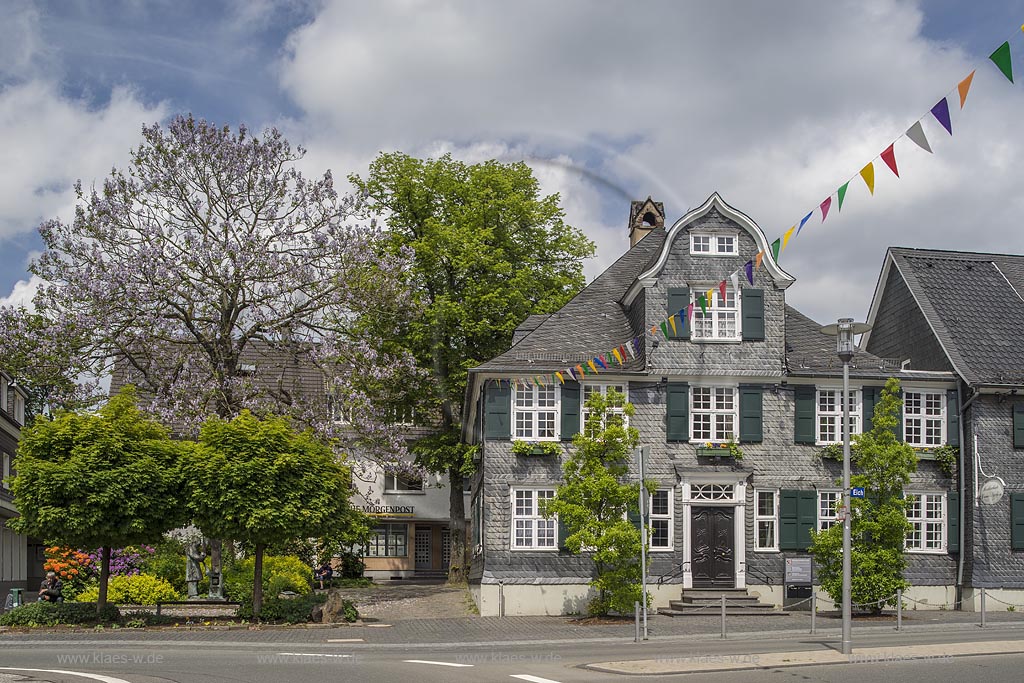 Wermelskirchen, Eiche 6 Buergerhaus, links daneben Denkmal zur Erinnerung an die Schefte und Schuhindustrie Wermelskirchen 1860-1970; Wermelskirchen, Eich 6, historical framework house split into thin sheets. left side: memorial for shoe industiy Wermelskirchen1830-1970.