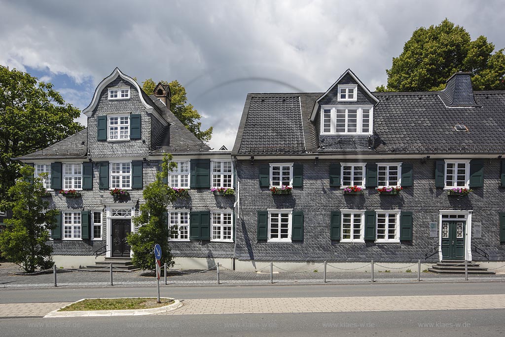 Wermelskirchen, Eich, Blick auf bergische Schieferhaeuser, Buergerhaeuser, Standesamt im Sommer mit blauem Himmel und Wolken. Wermelskirchen, Eich, town house, register office, with a view to the slate houses in the summer with blue sky and clouds.