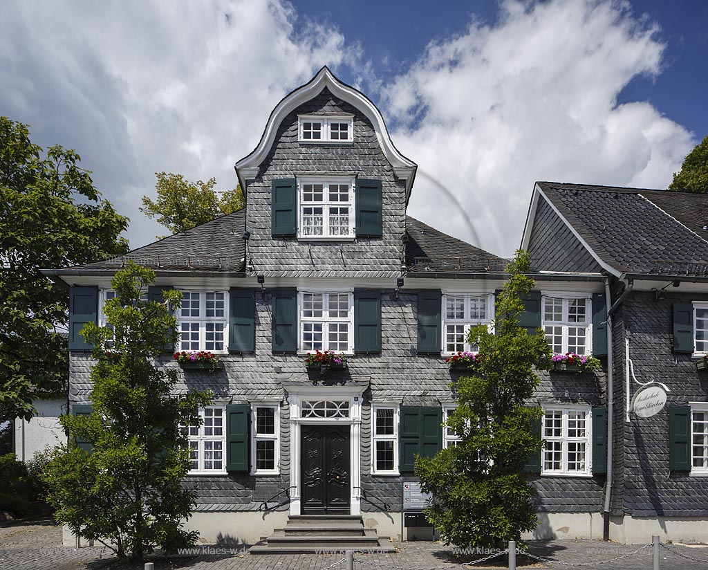 Wermelskirchen, Eiche 6 Buergerhaus, links daneben Denkmal zur Erinnerung an die Schefte und Schuhindustrie Wermelskirchen 1860-1970; Wermelskirchen, Eich 6, historical framework house split into thin sheets. left side: memorial for shoe industiy Wermelskirchen1830-1970.