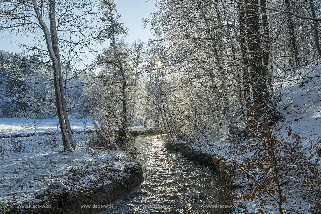 Wermelskirchen, unteres Eifgental, Eifgenbach in Winterlandschaft, Gegenlicht mit Sonnenstern, am Pilgerpfad zwischen Dabringhausen und Bechhausen an der Hilgener Strasse; Wermelskirchen, winter, snow covered landscape with beck Eifgenbach in back light with lens flare.