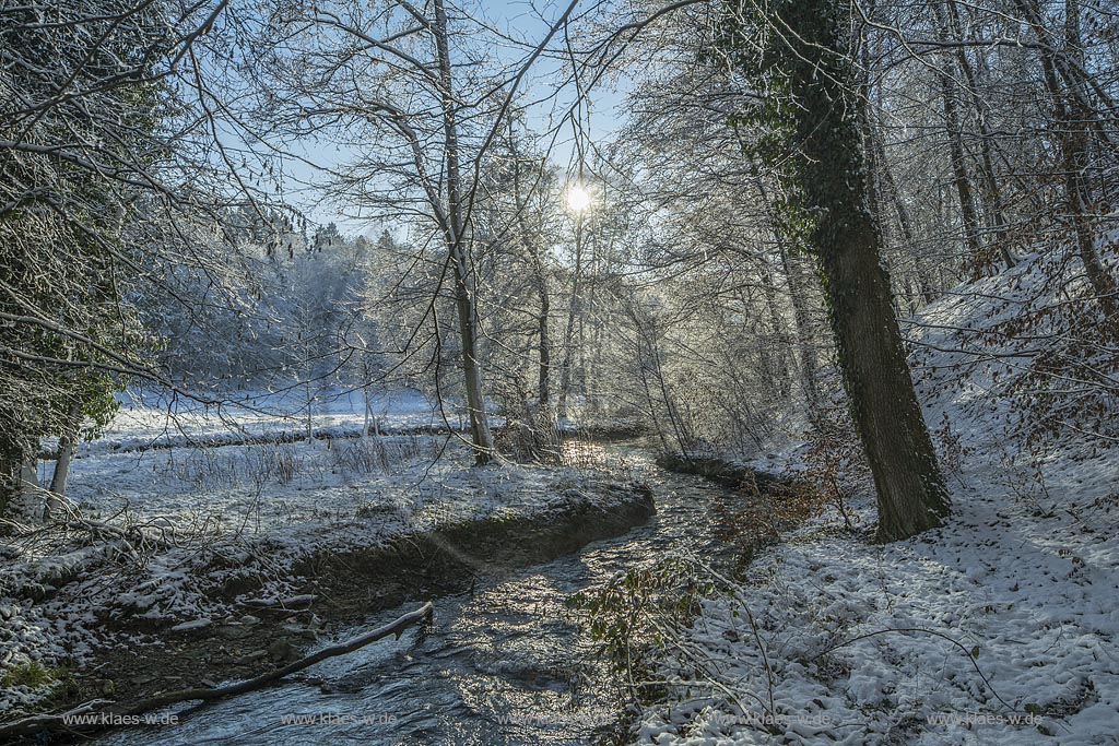 Wermelskirchen, unteres Eifgental, Eifgenbach in Winterlandschaft, Gegenlicht mit Sonnenstern, am Pilgerpfad zwischen Dabringhausen und Bechhausen an der Hilgener Strasse; Wermelskirchen, winter, snow covered landscape with beck Eifgenbach in back light with lens flare.