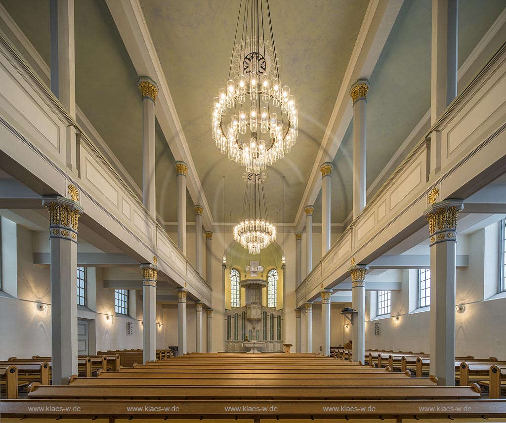 Wermelskirchen, die Evangelische Stadtkirche, urspruenglich dem heiligen Bartholomaeus geweiht, wurde erstmals um 1300 handschriftlich erwaehnt. Um 1560 wurde an der Kirche die Reformation eingefuehrt. 