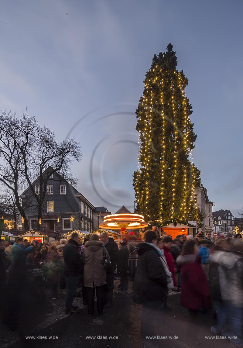 Wermelskirchen, Weihnachten, Blick auf den hoechsten lebenden Weihnachtsbaum in Deutschland mit Weihnachtsmarkt; Wermelskirchen, Christmas time, view onto the highest living Christmas tree in Germany with Christmas market.
