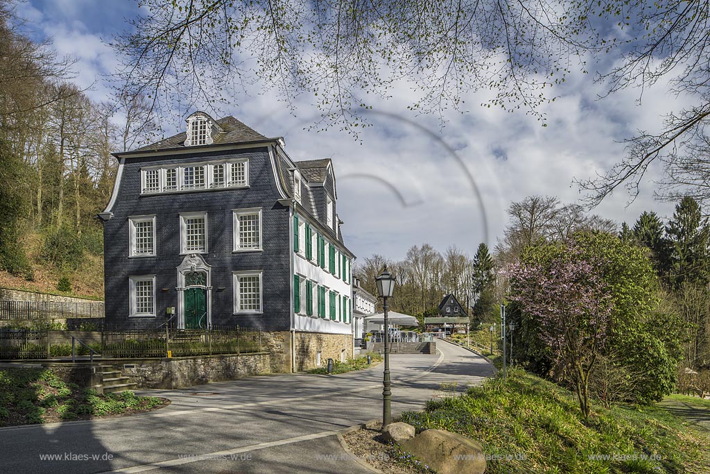 Wermelskirchen-Grosseledder, restauriertes historisches denkmalgeschuetztes Herrenhaus von 1777, heute genutzt als international taetiges Seminar- und Freizeithotel; Wermelskirchen-Grosseledder, landmarked manor house from anno 1777.
