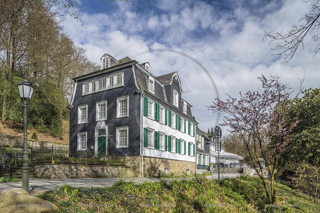 Wermelskirchen-Grosseledder, restauriertes historisches denkmalgeschuetztes Herrenhaus von 1777, heute genutzt als international taetiges Seminar- und Freizeithotel; Wermelskirchen-Grosseledder, landmarked manor house from anno 1777.