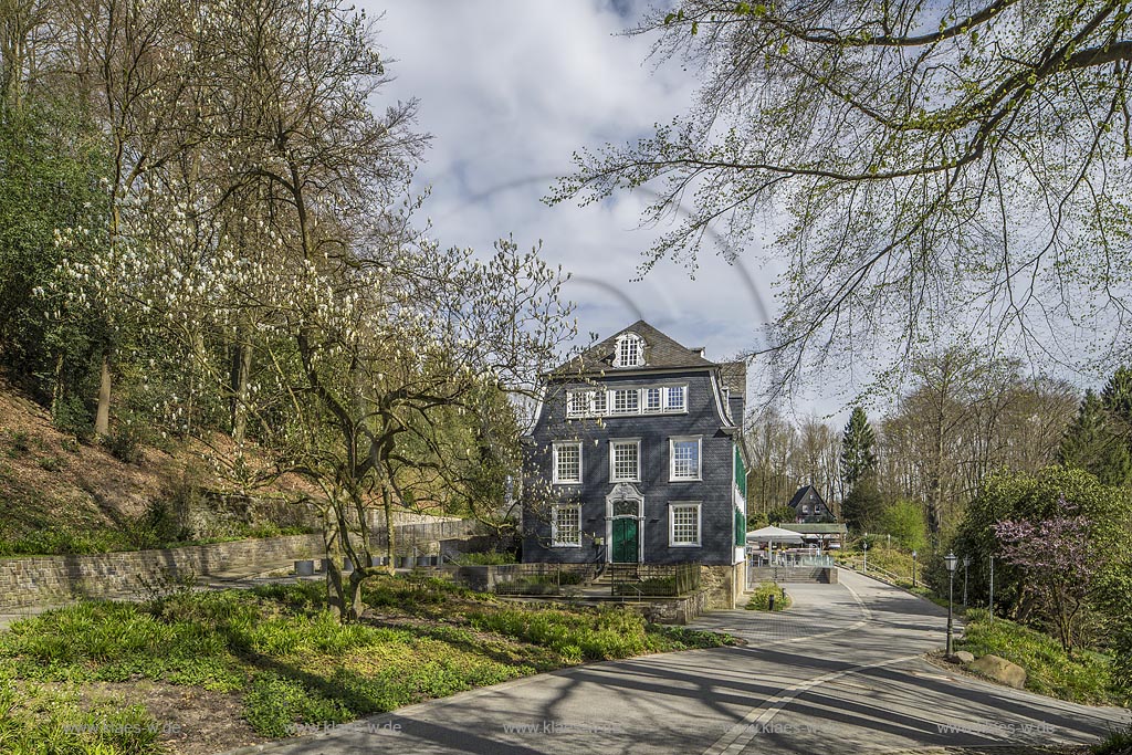 Wermelskirchen-Grosseledder, restauriertes historisches denkmalgeschuetztes Herrenhaus von 1777, heute genutzt als international taetiges Seminar- und Freizeithotel; Wermelskirchen-Grosseledder, landmarked manor house from anno 1777.