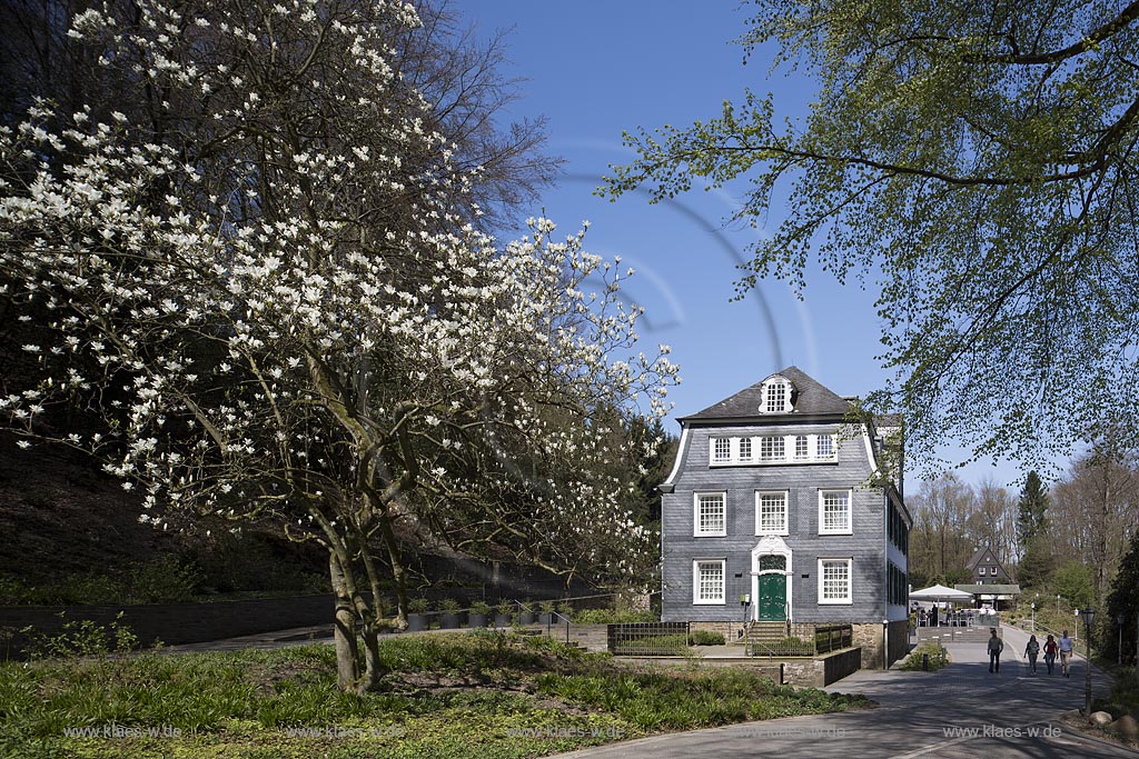 Wermelskirchen-Grosseledder, restauriertes historisches denkmalgeschuetztes Herrenhaus von 1777, heute genutzt als international taetiges Seminar- und Freizeithotel; Wermelskirchen-Grosseledder, landmarked manor house from anno 1777.
