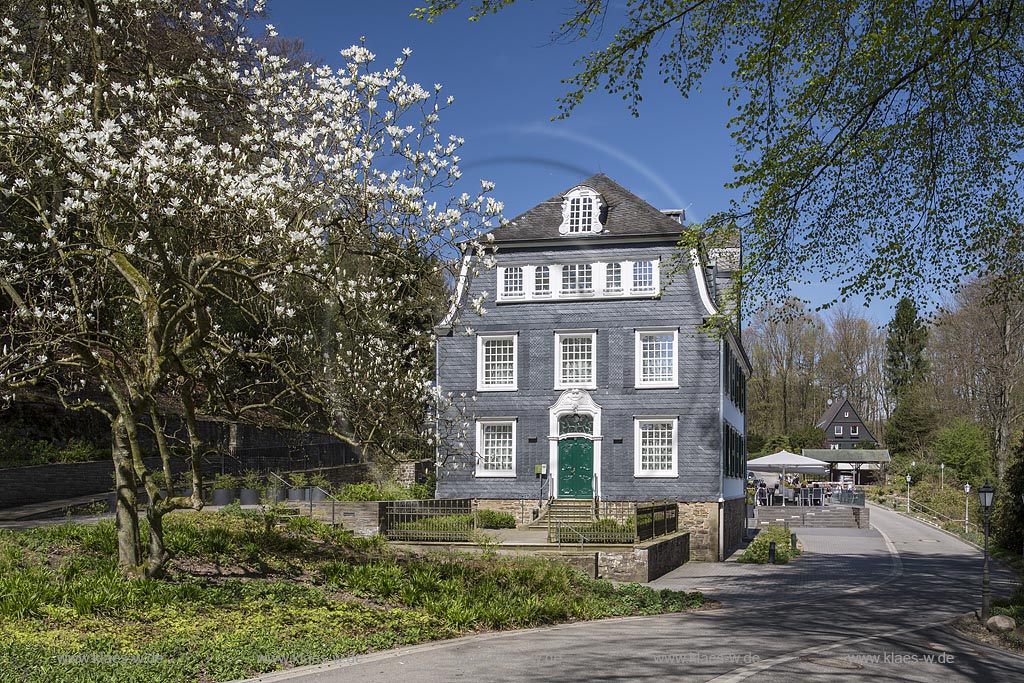 Wermelskirchen-Grosseledder, restauriertes historisches denkmalgeschuetztes Herrenhaus von 1777, heute genutzt als international taetiges Seminar- und Freizeithotel; Wermelskirchen-Grosseledder, landmarked manor house from anno 1777.