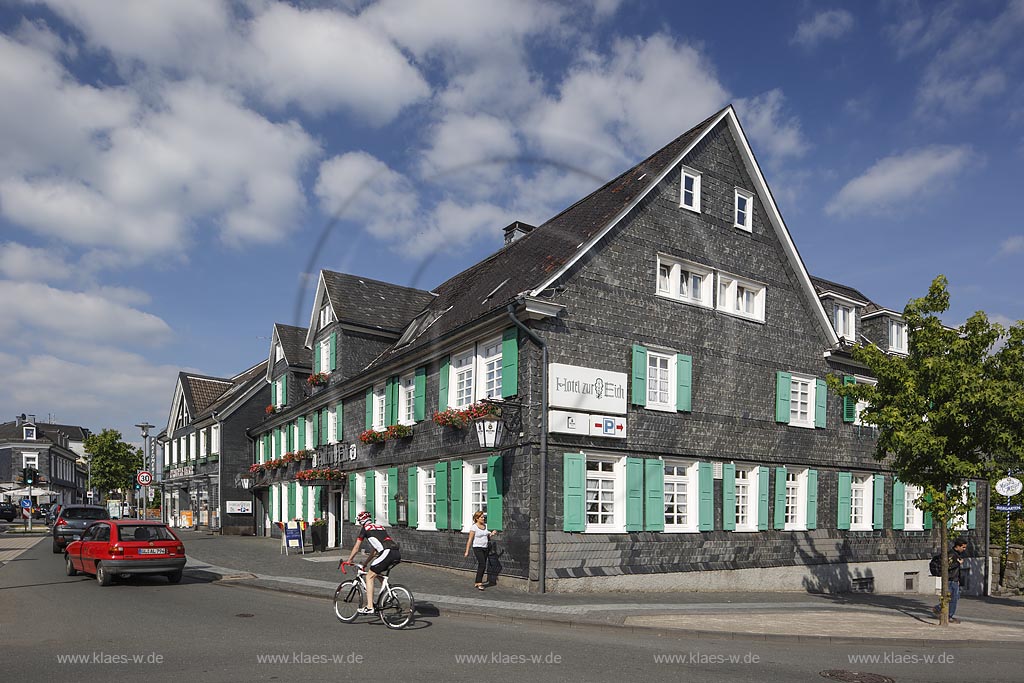 Wermelskirchen Innenstadt, Eich, Blick auf das Schieferhaus Hotel zur Eich mit Passanten im Sommer mit blauem Himmel und Wolken. Wermelskirchen City, Eich, with a view to the slate house hotel zur Eich with passants in the summer with blue sky and clouds.