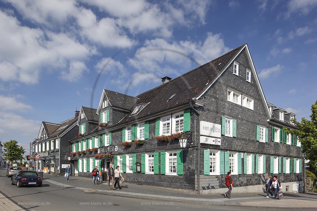 Wermelskirchen Innenstadt, Eich, Blick auf das Schieferhaus Hotel zur Eich mit Passanten im Sommer mit blauem Himmel und Wolken. Wermelskirchen City, Eich, with a view to the slate house hotel zur Eich with passants in the summer with blue sky and clouds.