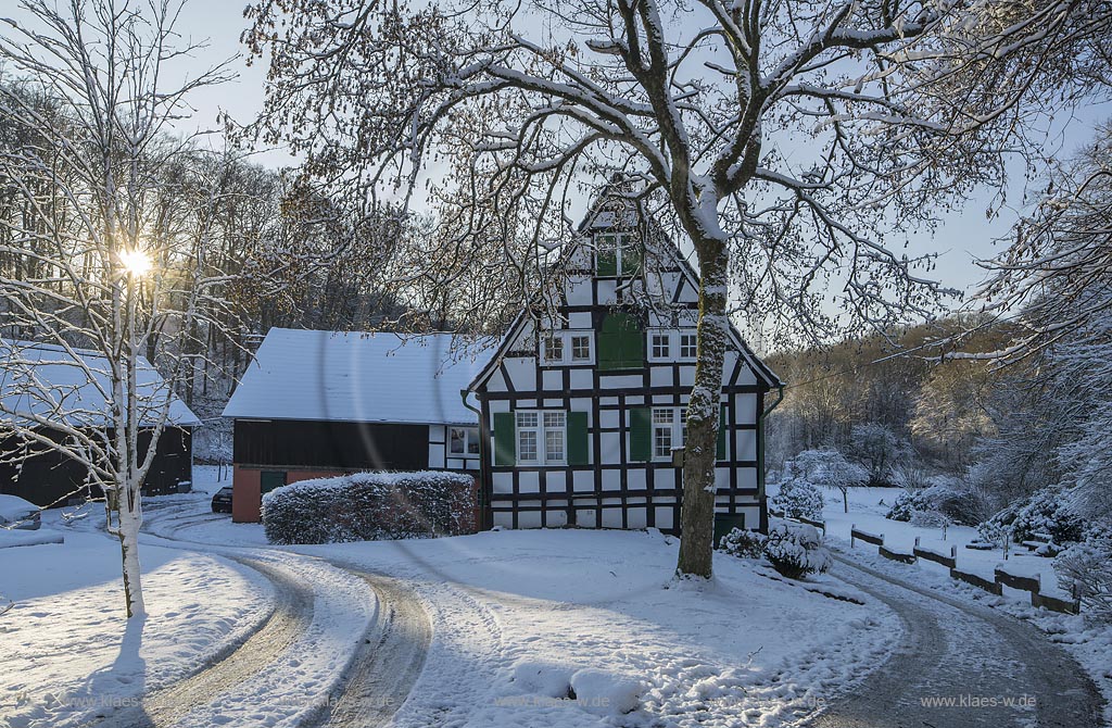 Wermelskirchen-Im Berg, Berger Muehle in Winterlandschaft, Gegenlicht mit Sonnenstern, Eifgental; Wermelskirchen Im Berg, mill Berger Muehle im winter, snow covered landscape in back light with lens flare, Eifgen valley.