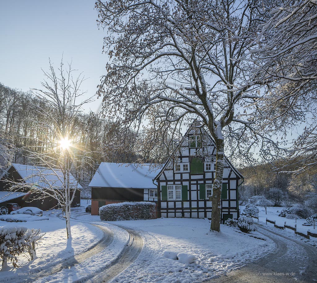 Wermelskirchen-Im Berg, Berger Muehle in Winterlandschaft, Gegenlicht mit Sonnenstern, Eifgental; Wermelskirchen Im Berg, mill Berger Muehle im winter, snow covered landscape in back light with lens flare, Eifgen valley.