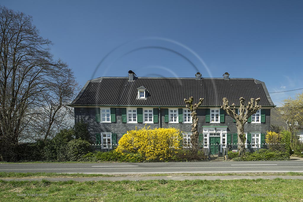 Wermelskirchen-Kreckersweg, Kreckersweg 14, denkmalgeschuetztes Bergisches Schieferhaus aus dem Jahre 1824; Wermelskirchen-Kreckersweg, landmarked framework house, split into thin sheets.  