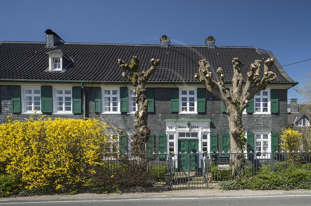 Wermelskirchen-Kreckersweg, Kreckersweg 14, denkmalgeschuetztes Bergisches Schieferhaus aus dem Jahre 1824; Wermelskirchen-Kreckersweg, landmarked framework house, split into thin sheets.  