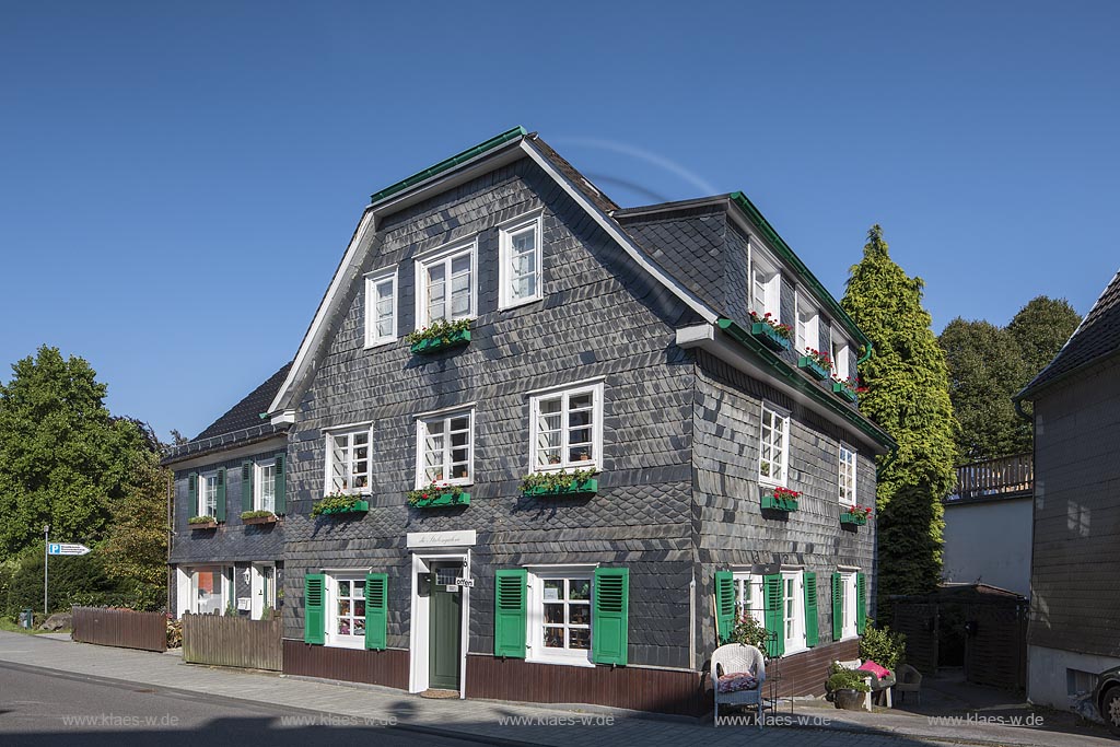 Wermelskirchen, Markt 10, Stubengalerie, Hella Harmel, Blick auf das bergische Schieferhaus "Stubengalereie Hella Harmel" im Sommer mit blauem Himmel. Wermelskirchen, Markt 10, House Galerie Hella Harmel, with a view to the classik half-timber house "House Gallery Hella Harmel" in Summer with blue Sky. 