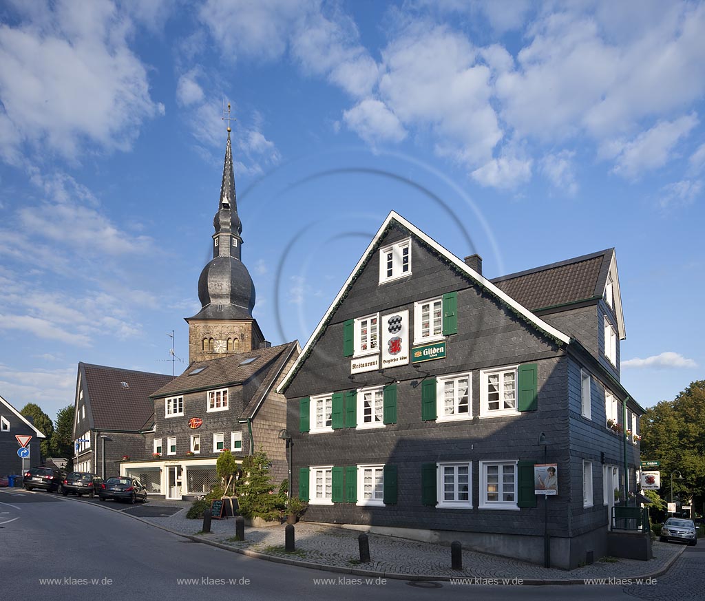 Wermelskirchen Zwiebelturm, Kirchturm der evangelischen Kirche in Wermelskirchen mit bergischen Schieferhaeusern Gasthaus Bergischer Loewe am Markt; Wermelskirchen tower of old evangelic parish chuch with old Bergisch schist facade, Restaurant Bergischer Loewe, Lion of Berg