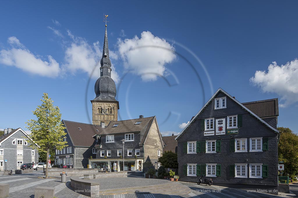 Wermelskirchen, Blick auf die evangelische Stadtkirche am Markt  mit Sicht auf das Schieferhaus Restaurant "Bergischer Loewe" im Sommer mit blauem Himmel und Wolken. Wermelskirchen, Markt, view to the Evangelical City Church and a view to the slate house restaurant "Bergischer Loewe" in summer with blue sky and clouds.