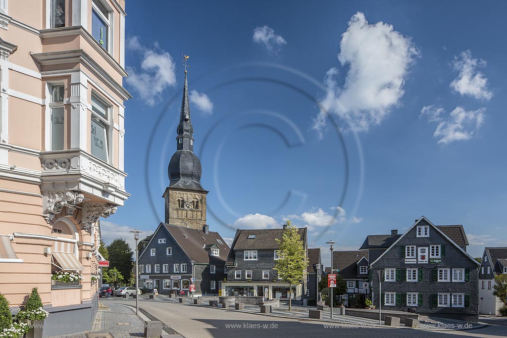 Wermelskirchen, Blick auf die evangelische Stadtkirche am Markt  mit Sicht auf das Schieferhaus Restaurant "Bergischer Loewe" im Sommer mit blauem Himmel und Wolken. Wermelskirchen, Markt, view to the Evangelical City Church and a view to the slate house restaurant "Bergischer Loewe" in summer with blue sky and clouds.