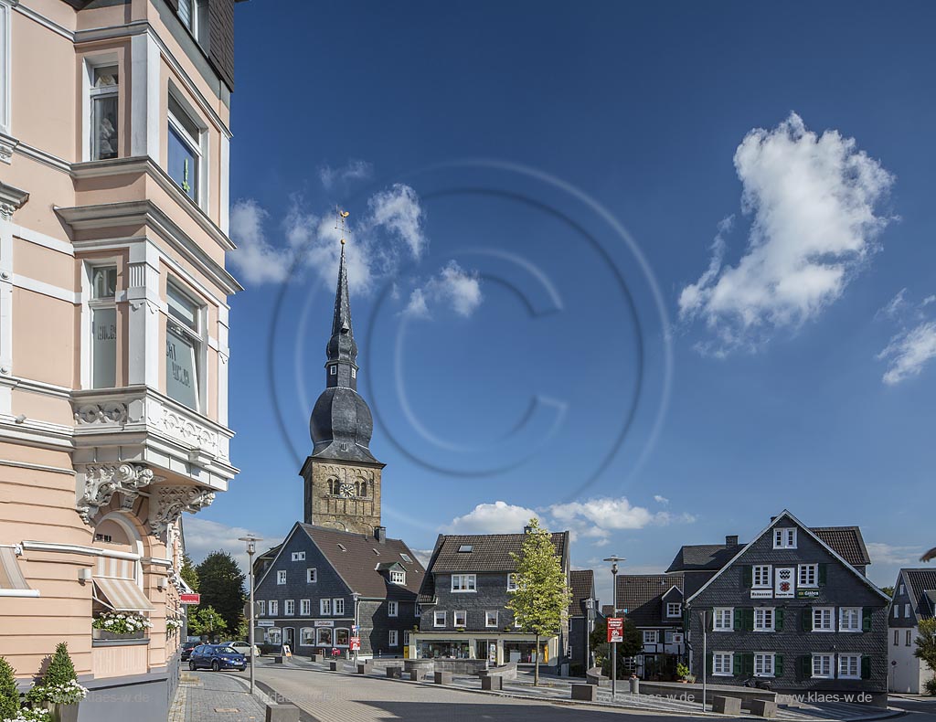 Wermelskirchen, Blick auf die evangelische Stadtkirche am Markt  mit Sicht auf das Schieferhaus Restaurant "Bergischer Loewe" im Sommer mit blauem Himmel und Wolken. Wermelskirchen, Markt, view to the Evangelical City Church and a view to the slate house restaurant "Bergischer Loewe" in summer with blue sky and clouds.