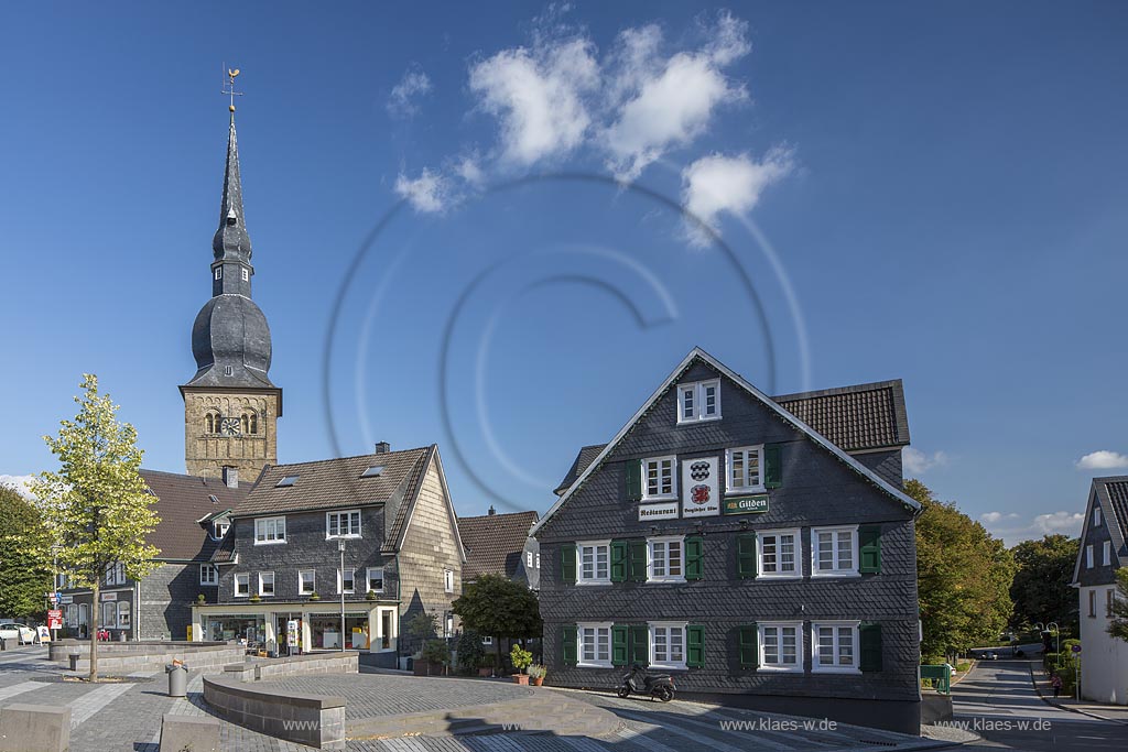 Wermelskirchen, Blick auf die evangelische Stadtkirche am Markt  mit Sicht auf das Schieferhaus Restaurant "Bergischer Loewe" im Sommer mit blauem Himmel und Wolken. Wermelskirchen, Markt, view to the Evangelical City Church and a view to the slate house restaurant "Bergischer Loewe" in summer with blue sky and clouds.