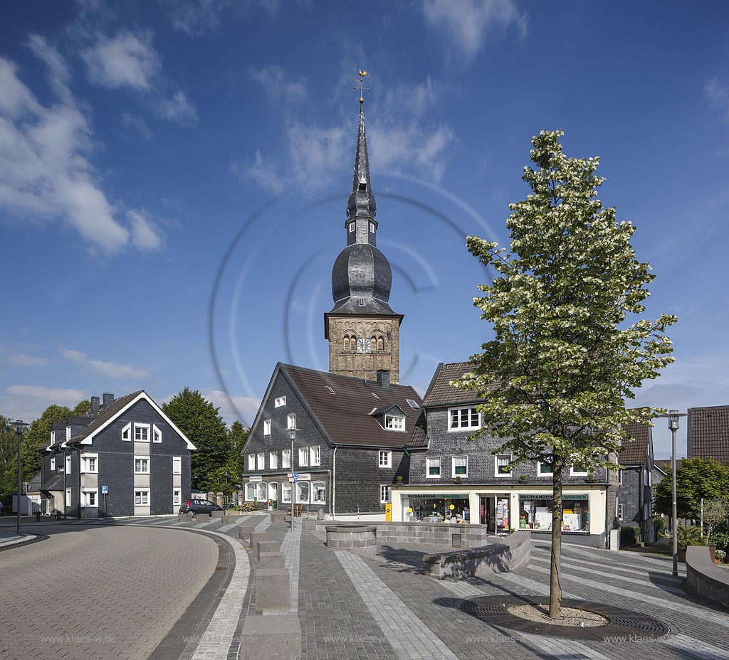 Wermelskirchen, Blick zur evangelischen Stadtkirche am Markt im Sommer mit blauem Himmel und Woken zwischen Schiefer und Fachwerkhaeusern. Wermelskirchen, with a view to the Protestant church at the market place at the summer with a blue sky and clouds between half-timber houses.