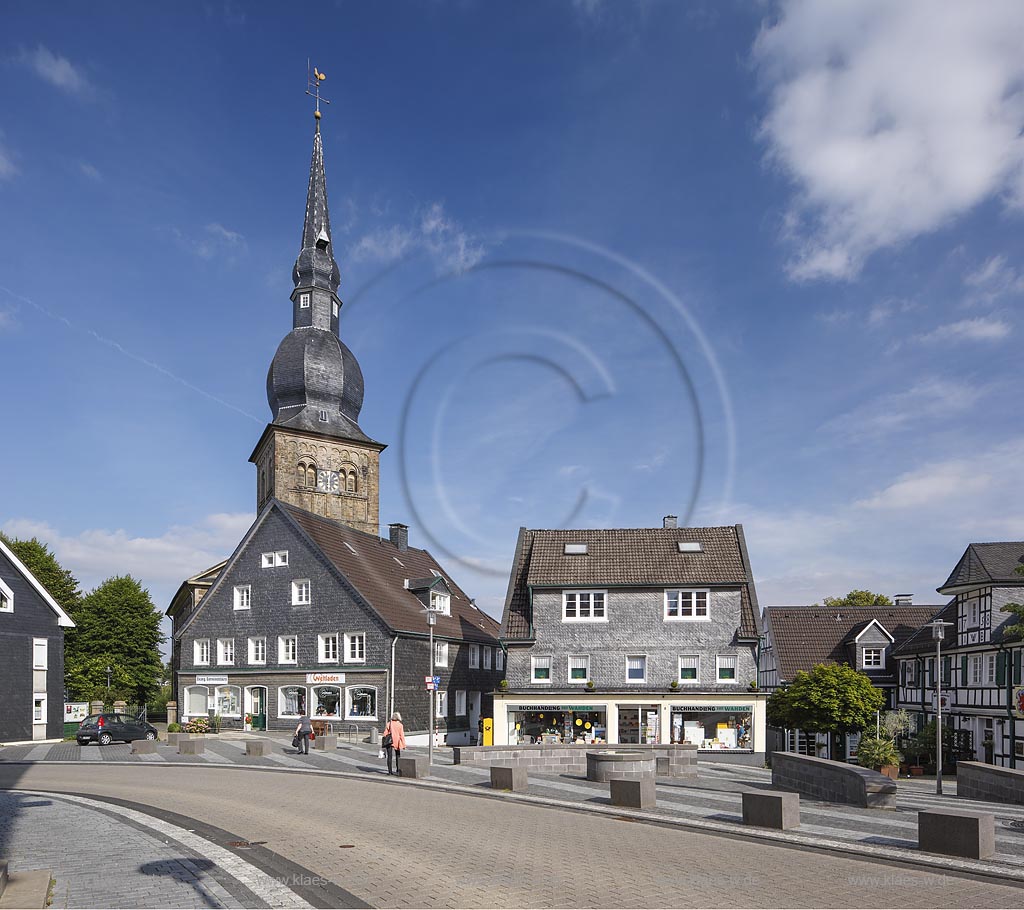 Wermelskirchen, Blick zur evangelischen Stadtkirche am Markt im Sommer mit blauem Himmel und Woken zwischen Schiefer und Fachwerkhaeusern. Wermelskirchen, with a view to the Protestant church at the market place at the summer with a blue sky and clouds between half-timber houses.