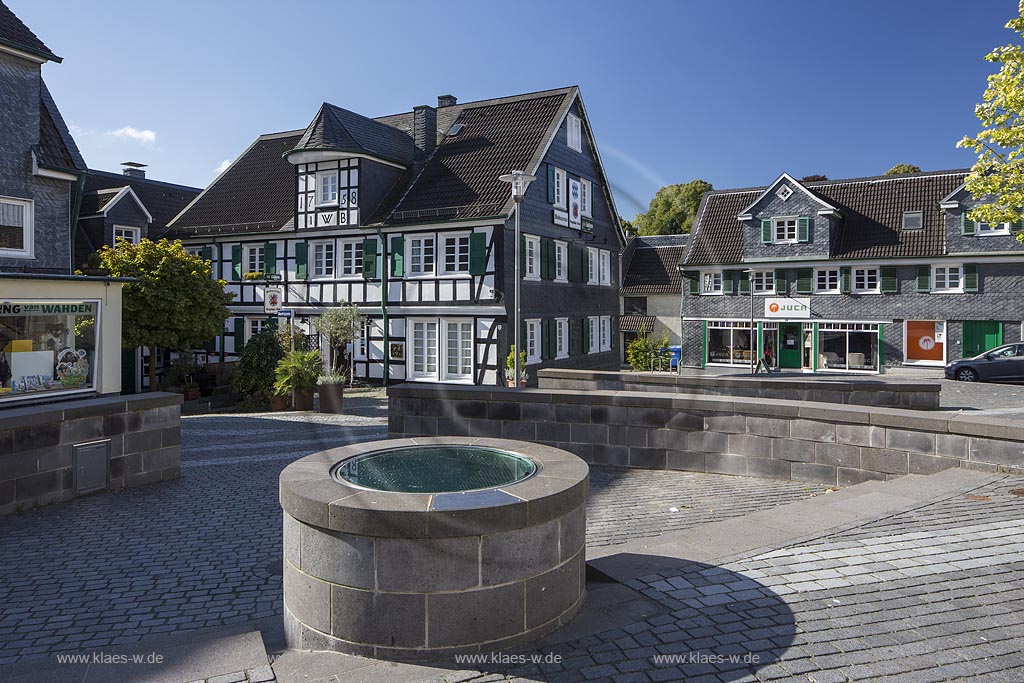 Wermelskirchen, Restaurant "Bergischer Loewe" am "Markt 10" mit historischem Stadtbrunnen. Der Brunnen wurde 2012 restauriert; Wermelskirchen, restaurant.