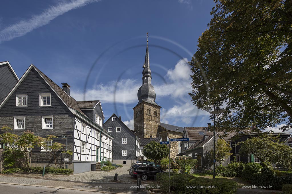 Wermelskirchen, Marktgasse mit evangelischer Stadtkirche, romanischer Kirchturm, Fachwerkhaus, und verschieferten Hausern, Wolkenstimmung; Wermelskirchen Markgasse with evangelican cit church,  roman church tower, half timbered houses.