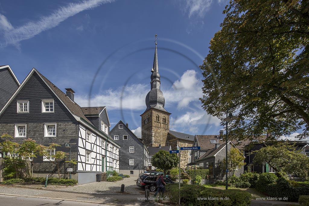 Wermelskirchen, Marktgasse mit evangelischer Stadtkirche, romanischer Kirchturm, Fachwerkhaus, und verschieferten Hausern, Wolkenstimmung; Wermelskirchen Markgasse with evangelican cit church,  roman church tower, half timbered houses.