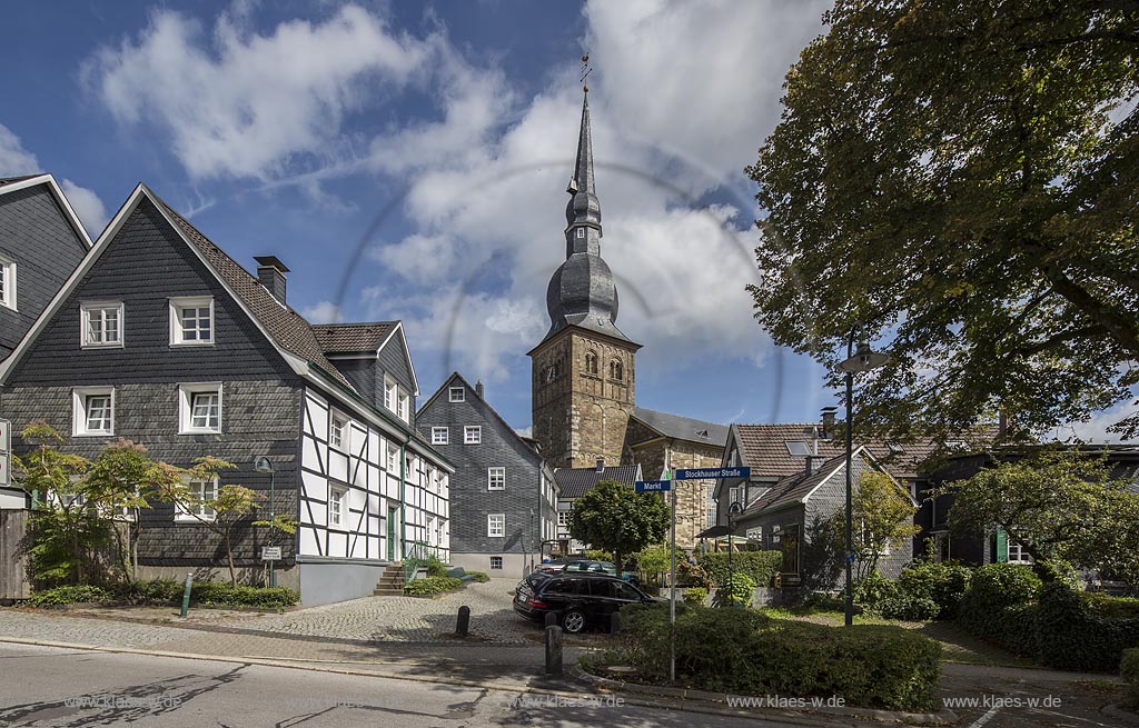 Wermelskirchen, Marktgasse mit evangelischer Stadtkirche, romanischer Kirchturm, Fachwerkhaus, und verschieferten Hausern, Wolkenstimmung; Wermelskirchen Markgasse with evangelican cit church,  roman church tower, half timbered houses.