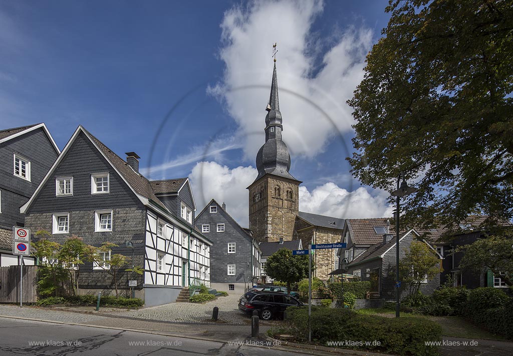 Wermelskirchen, Marktgasse mit evangelischer Stadtkirche, romanischer Kirchturm, Fachwerkhaus, und verschieferten Hausern, Wolkenstimmung; Wermelskirchen Markgasse with evangelican cit church,  roman church tower, half timbered houses.