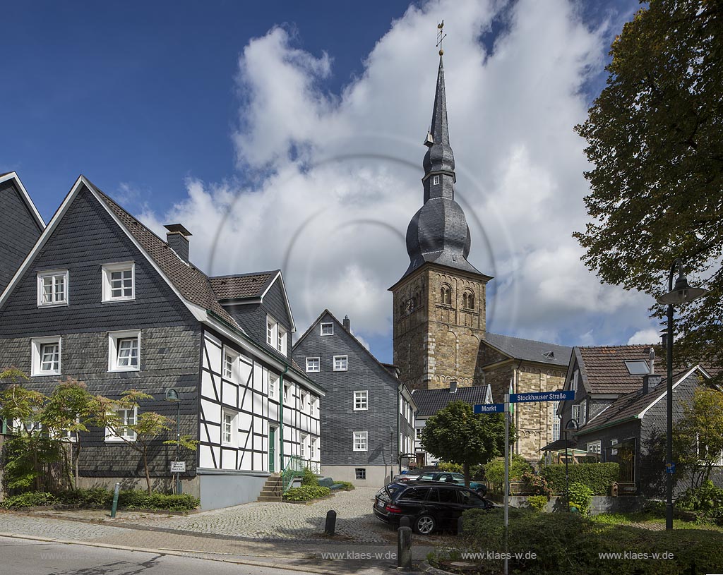 Wermelskirchen, Marktgasse mit evangelischer Stadtkirche, romanischer Kirchturm, Fachwerkhaus, und verschieferten Hausern, Wolkenstimmung; Wermelskirchen Markgasse with evangelican cit church,  roman church tower, half timbered houses.