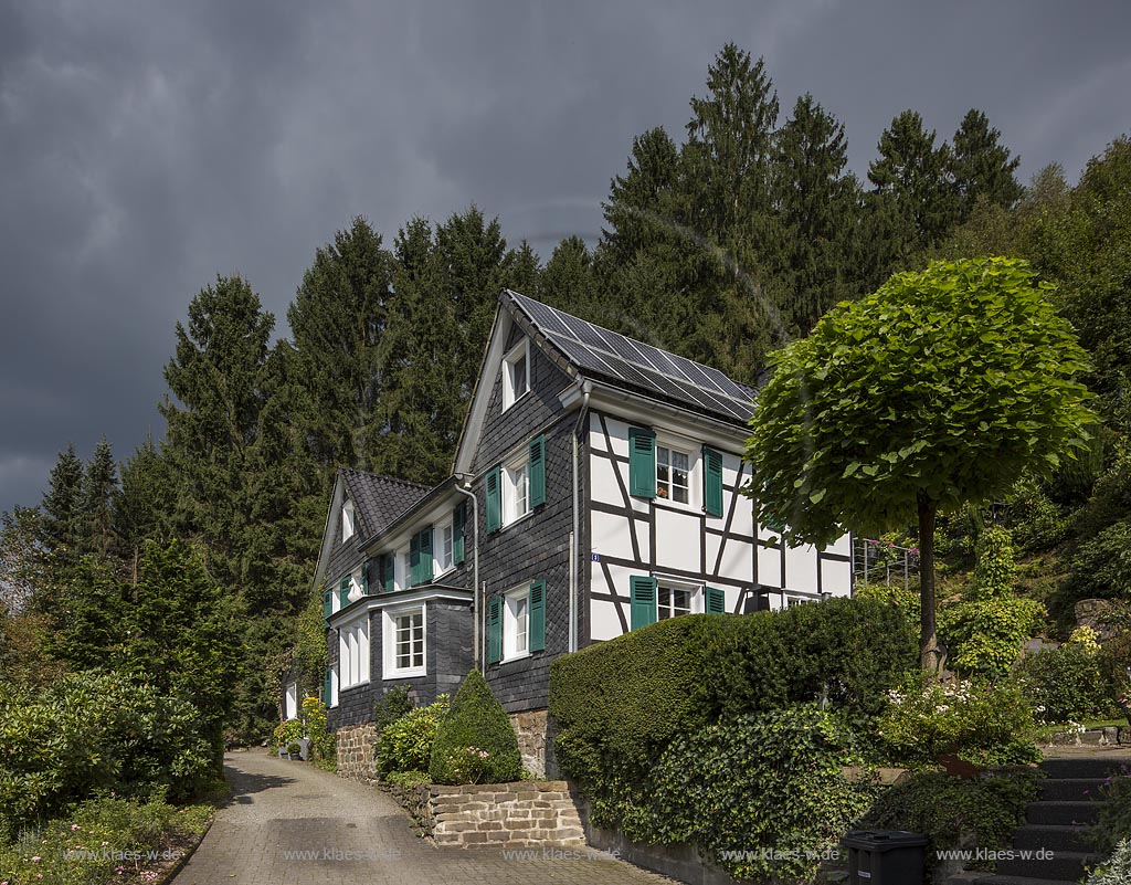 Wermelskirchen, Markusmuehle, Fachwerkhaus, Gesinde Haus, Blick auf das ehemalige Gesindehaus der Markusmuehle in Wermelskirchen im Sommer mit bedecktem Himmel. Die Markusmhle war ein regional bekanntes Ausflugsziel in Wermelskirchen. Wermelskirchen, Markusmuehle, Slatehouse, with a view to the erstwhile servants House by the Markus Grinder in Wermelskirchen in Summer with sombre sky. The Markus Grinder was a regional tourist attraction in Wermelskirchen.