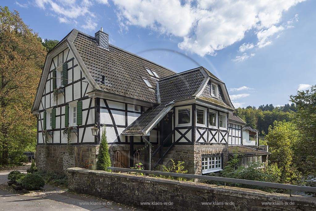 Wermelskirchen, Markusmuehle, Fachwerkhaus,  ehemalige Scheune, Blick auf die ehemalige Scheune der Markusmuehle in Wermelskirchen im Sommer mit blauem Himmel und Wolken. Die Markusmhle war ein regional bekanntes Ausflugsziel in Wermelskirchen. Wermelskirchen, Markusmuehle, Slatehouse, with a view to the erstwhile Barn by the Markusmuehle in Summer, with blue Sky and Clouds. The Markus Grinder was a regional tourist attraction in Wermelskirchen.