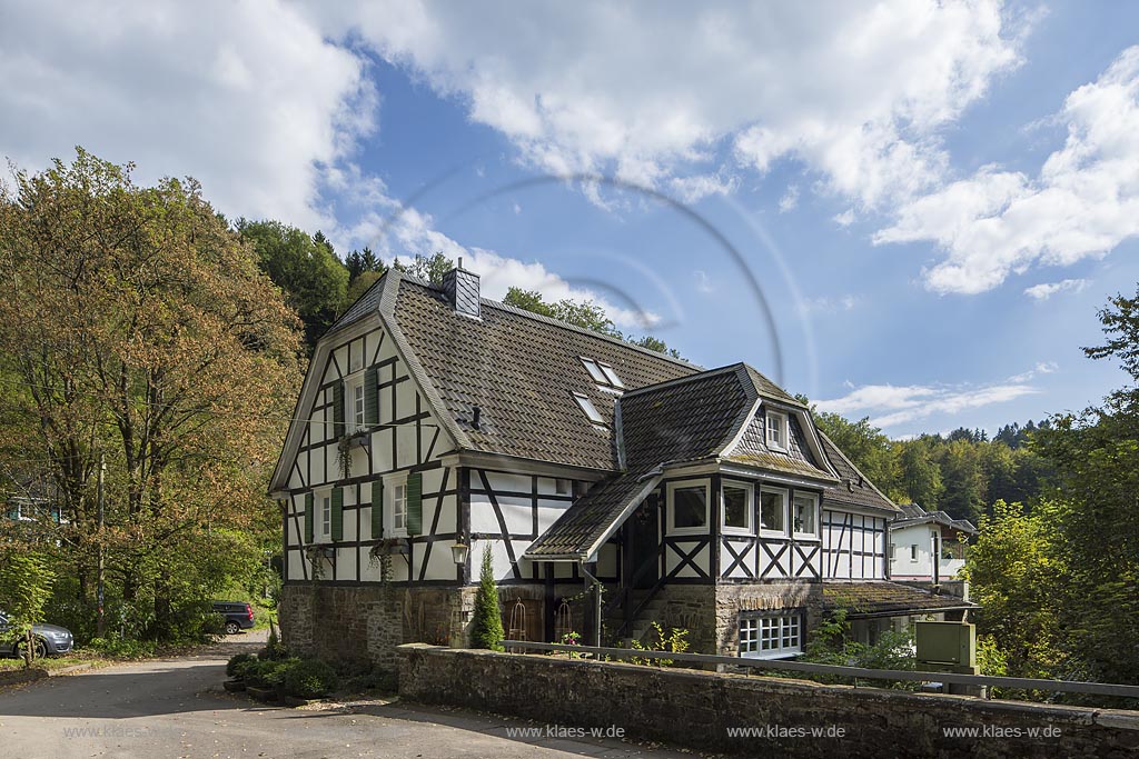 Wermelskirchen, Markusmuehle, Fachwerkhaus,  ehemalige Scheune, Blick auf die ehemalige Scheune der Markusmuehle in Wermelskirchen im Sommer mit blauem Himmel und Wolken. Die Markusmhle war ein regional bekanntes Ausflugsziel in Wermelskirchen. Wermelskirchen, Markusmuehle, Slatehouse, with a view to the erstwhile Barn by the Markusmuehle in Summer, with blue Sky and Clouds. The Markus Grinder was a regional tourist attraction in Wermelskirchen.